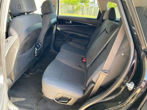 Used 2017 Kia Sorento LX image 15