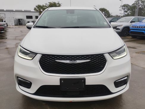 Used 2023 Chrysler Pacifica Touring-L image 2