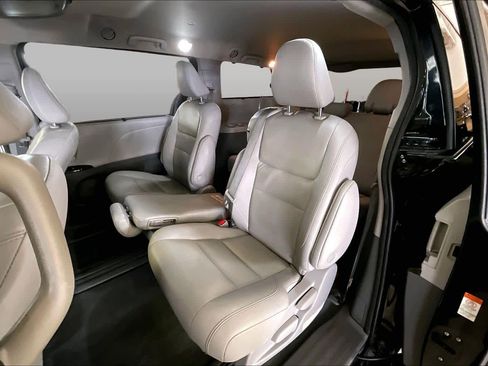 Used 2020 Toyota Sienna XLE FWD image 19