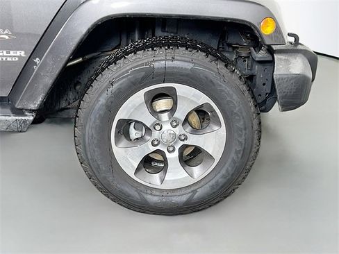 Used 2017 Jeep Wrangler Unlimited Sahara w/ Connectivity Group image 33