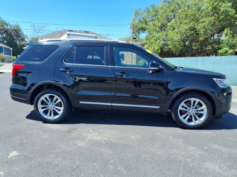 Used 2018 Ford Explorer XLT w/ Equipment Group 202A FWD image 3