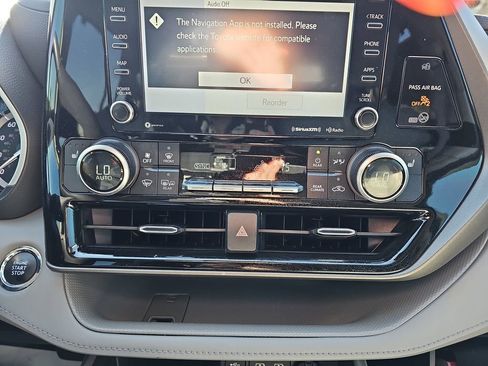 Used 2022 Toyota Highlander XLE image 29