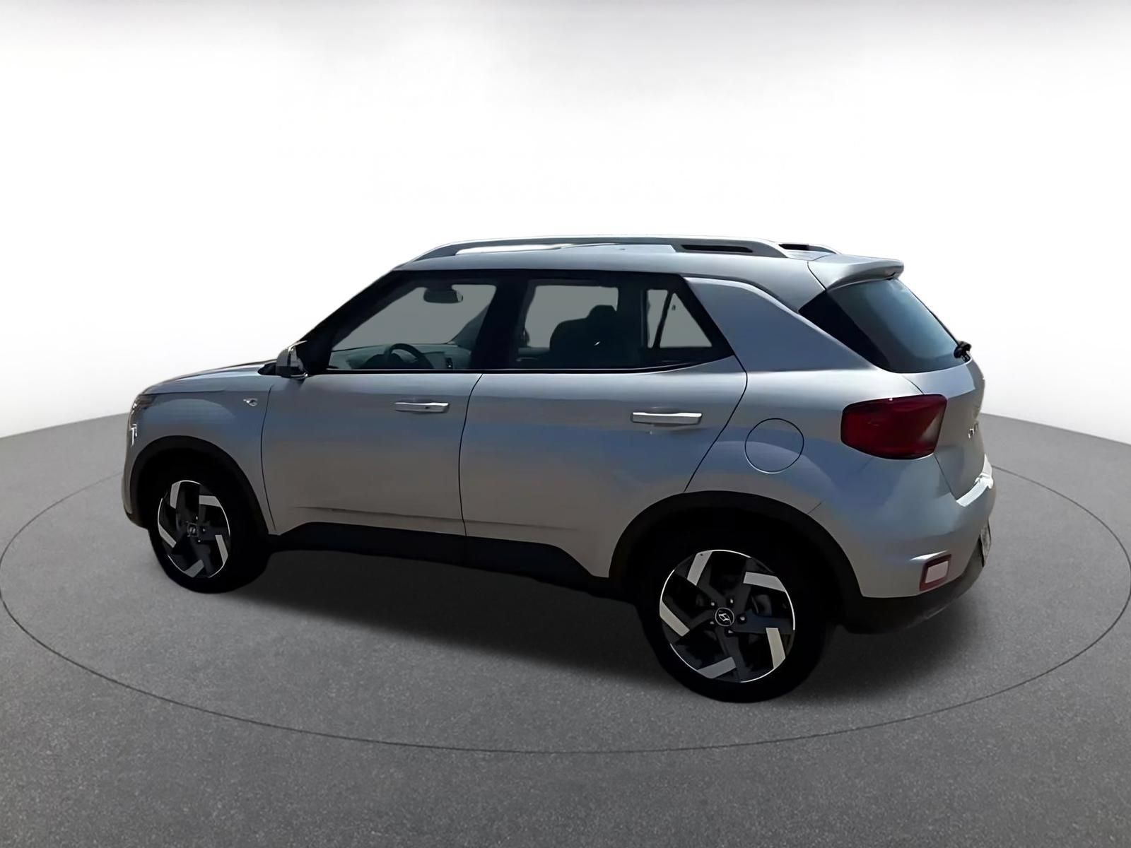 Used 2025 Hyundai Venue SEL FWD image 9