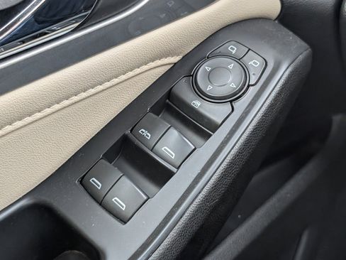 Used 2022 Chevrolet Traverse LT image 23