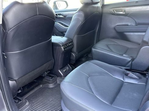 Used 2024 Toyota Highlander Platinum AWD/4WD image 15