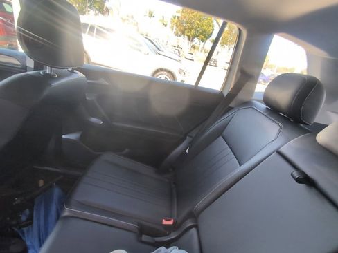 Used 2023 Volkswagen Tiguan SE w/ Panoramic Sunroof Package image 21