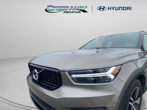 Used 2022 Volvo XC40 T4 R-Design w/ Climate Package image 3