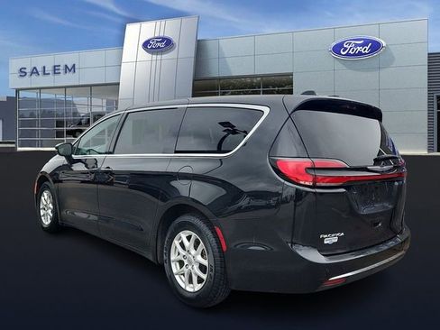 Used 2023 Chrysler Pacifica Touring-L FWD image 5
