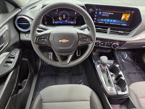 Used 2024 Chevrolet Trax LT FWD image 13