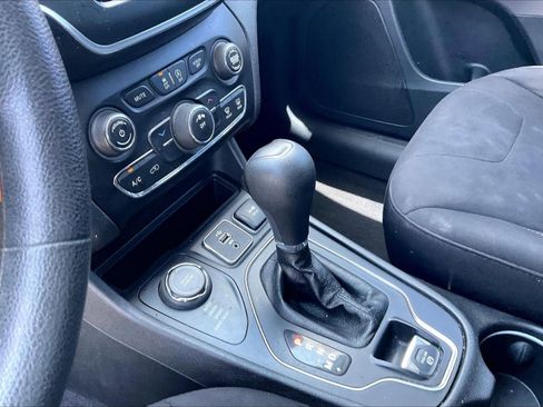 Used 2019 Jeep Cherokee Latitude w/ Popular Appearance Group AWD/4WD image 15