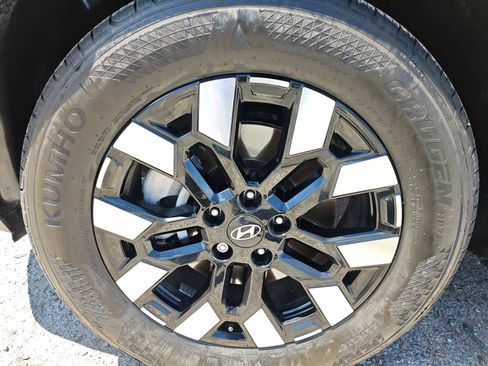Used 2025 Hyundai Santa Cruz SE FWD image 11