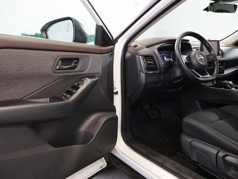 Used 2023 Nissan Rogue S image 10