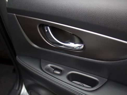 Used 2016 Nissan Rogue SV image 31