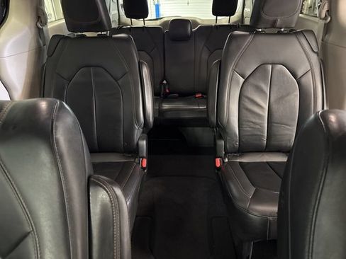 Used 2017 Chrysler Pacifica Touring-L FWD image 33
