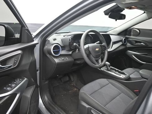 Used 2025 Chevrolet Trax LS FWD image 10