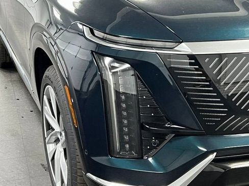 New 2026 Cadillac Vistiq Luxury w/ LPO, Floor Liner Package AWD/4WD image 10