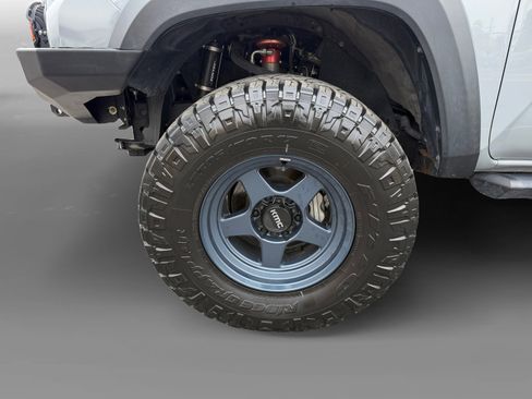 Used 2021 Toyota Tacoma TRD Off-Road image 9