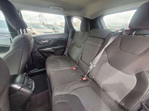 Used 2019 Jeep Cherokee Latitude w/ Popular Appearance Group image 20