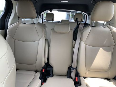 Certified 2022 Toyota Sienna XLE FWD image 32