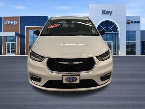 Used 2024 Chrysler Pacifica Select image 11