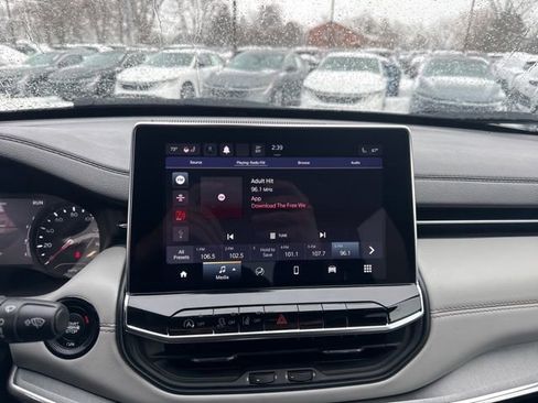 Used 2023 Jeep Compass Limited image 16