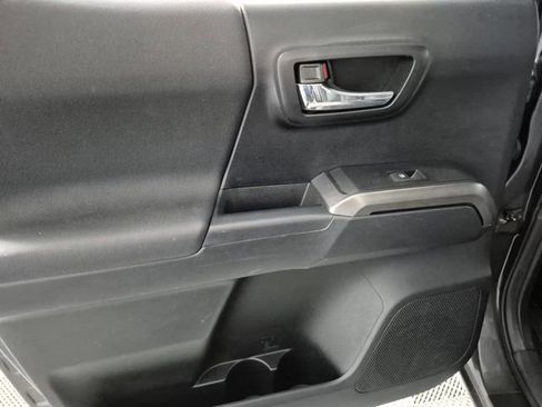 Used 2016 Toyota Tacoma TRD Sport AWD/4WD image 25