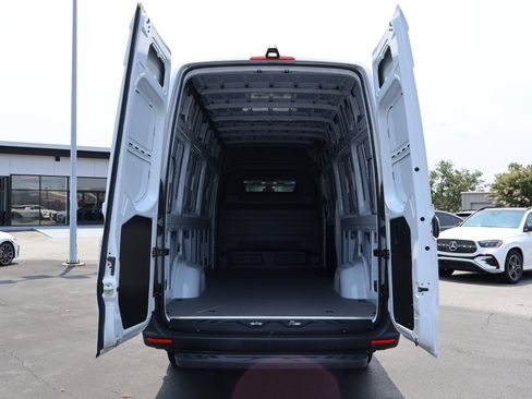Used 2024 Mercedes-Benz eSprinter 170 Cargo image 14