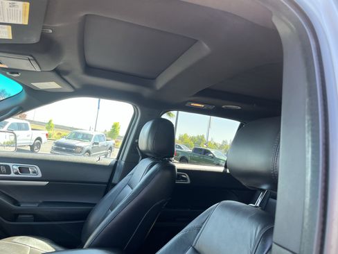 Used 2015 Ford Explorer XLT w/ Equipment Group 202B AWD/4WD image 17
