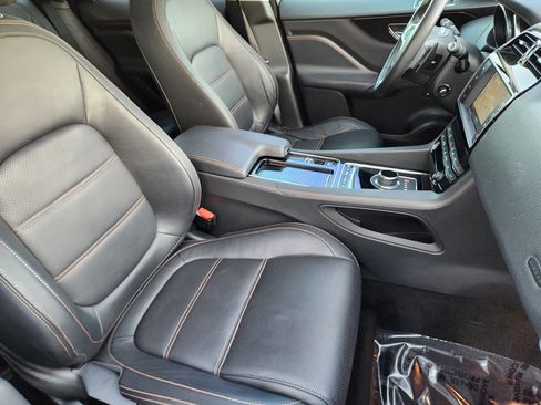 Used 2018 Jaguar F-PACE Prestige image 13