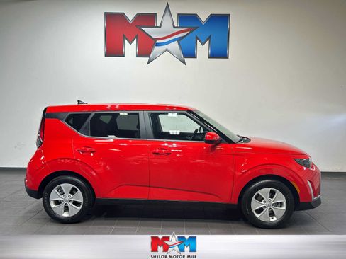 Used 2023 Kia Soul LX w/ LX Technology Package FWD image 1