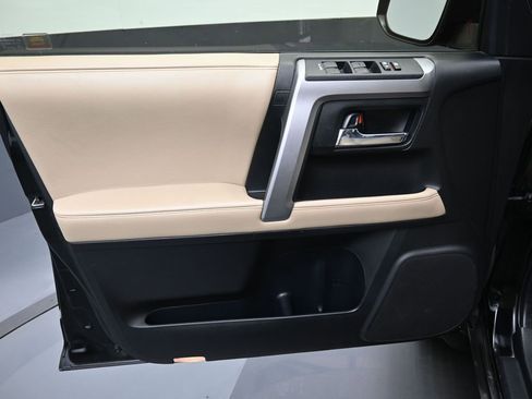 Certified 2017 Toyota 4Runner SR5 Premium w/ Convenience Package image 11