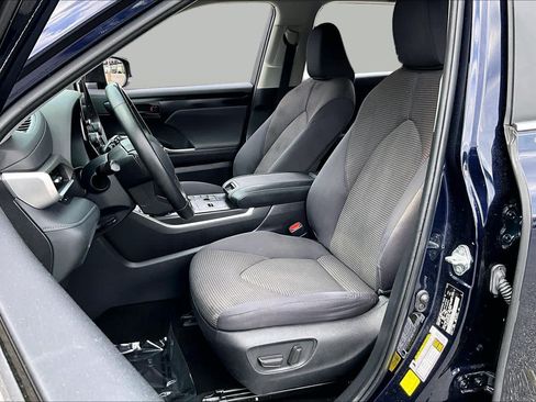 Used 2023 Toyota Highlander LE FWD image 8