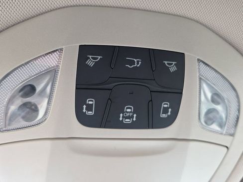 Used 2023 Chrysler Voyager LX image 27