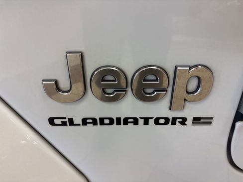 Used 2023 Jeep Gladiator Overland image 10