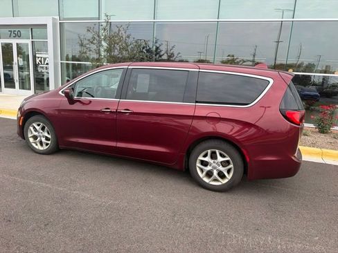 Used 2018 Chrysler Pacifica Touring Plus w/ Tire & Wheel Group FWD image 22