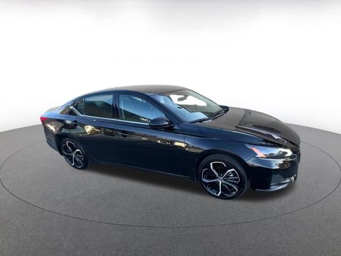 Used 2025 Nissan Altima 2.5 SR image 2