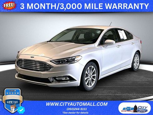 Used 2017 Ford Fusion SE w/ Fusion SE Technology Package FWD image 1