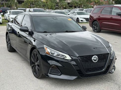 Used 2021 Nissan Altima 2.5 SR w/ SR Premium Package FWD image 2