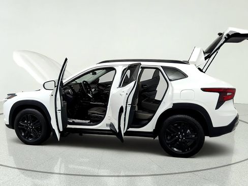 Used 2024 Chevrolet Trax ACTIV w/ Sunroof Package FWD image 10
