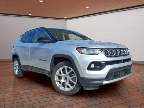 Used 2025 Jeep Compass Limited AWD/4WD image 3