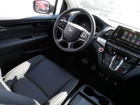 Certified 2026 Honda Odyssey Touring image 9