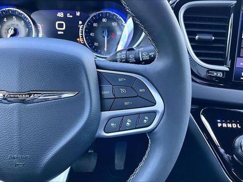 Used 2025 Chrysler Pacifica Select FWD image 12
