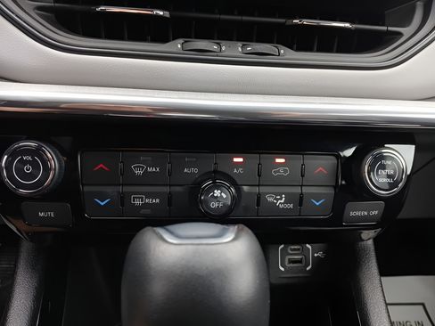 Used 2023 Jeep Compass Limited AWD/4WD image 13