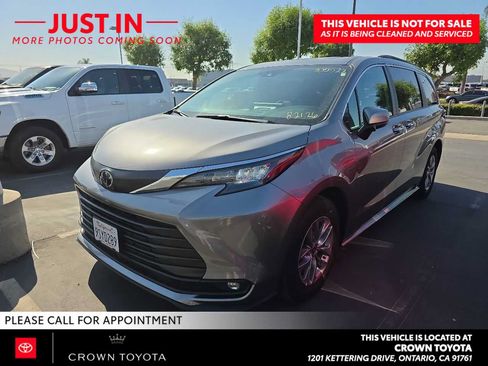 Used 2026 Toyota Sienna XLE FWD image 1
