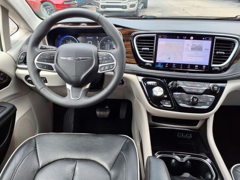Certified 2023 Chrysler Pacifica Limited FWD image 6