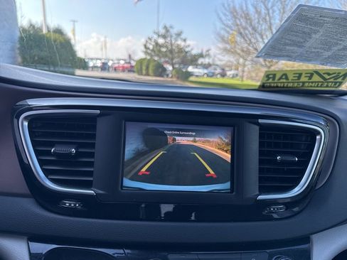 Used 2023 Chrysler Voyager LX image 21