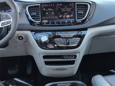 Used 2023 Chrysler Pacifica Touring-L image 38