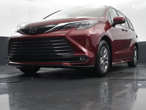 Used 2026 Toyota Sienna XLE FWD image 35