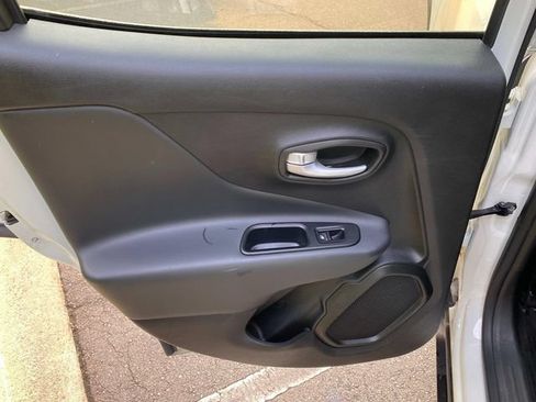 Used 2023 Jeep Renegade Latitude AWD/4WD image 10