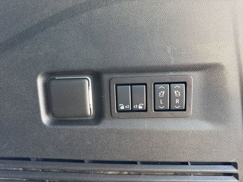 Used 2025 GMC Yukon XL Denali AWD/4WD image 27